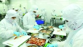 Chế biến thực phẩm tại Sài Gòn Food. Ảnh: CAO THĂNG