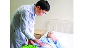Bác sĩ chăm sóc cho cụ ông đã 101 tuổi, sau khi phẫu thuật thành công
