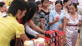 Nhiều công nhân, người lao động ưu tiên chọn và sử dụng hàng Việt tại hệ thống điểm bán hàng ở KCX-KCN