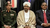 Ông Omar al-Bashir (giữa) lúc là Tổng thống Sudan và Bộ trưởng Quốc phòng Ahmed Awad Ibnouf (trái) tại lễ tuyên thệ nhậm chức của các thành viên nội các ở thủ đô Khartoum ngày 14-3-2019. Ảnh: AFP/TTXVN