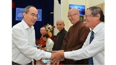 Bí thư Thành ủy TPHCM Nguyễn Thiện Nhân trao đổi cùng các đại biểu tại buổi tọa đàm. Ảnh: Việt Dũng