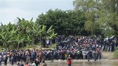 Người di cư băng qua sông Suchiate từ Ciudad Tecun Uman (Guatemala) để tới Ciudad Hidalgo (Mexico) trong hành trình đến Mỹ. Ảnh: TTXVN