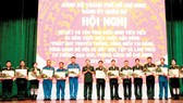 Đại diện các tập thể, cá nhân được Bộ Tư lệnh TPHCM khen thưởng. Ảnh: QUANG HUY