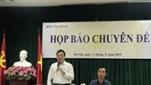 Ông Đặng Quyết Tiến, Cục trưởng Cục Tài chính doanh nghiệp trả lời tại buổi họp báo. Ảnh:VGP