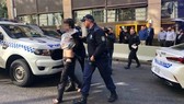 Nghi phạm bị bắt giữ tại trung tâm Sydney. Ảnh: theguardian.com