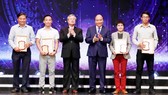 Thủ tướng Nguyễn Xuân Phúc và Thường trực Ban Bí thư Trần Quốc Vượng trao giải A cho các tác giả. Ảnh: TTXVN