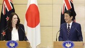 Thủ tướng New Zealand Jacinda (trái) và Thủ tướng Nhật Bản Shinzo Abe tại cuộc họp báo ở Tokyo ngày 19/9/2019. Ảnh: Kyodo/TTXVN