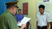 Cơ quan công an đọc quyết định khởi tố đối với ông Trần Xuân Yến