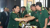 Đại tướng Ngô Xuân Lịch, Ủy viên Bộ Chính trị, Phó Bí thư Quân ủy Trung ương, Bộ trưởng Bộ Quốc phòng với các đại biểu. Ảnh: TTXVN