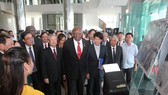 Đồng chí Trần Quốc Vượng và đồng chí Salvado Valdés Mesa tham quan Trưng bày ảnh nhân kỷ niệm 45 năm lãnh tụ Fidel Castro đến thăm vùng giải phóng miền Nam Việt Nam thuộc tỉnh Quảng Trị (9-1973_9-2018).