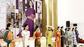 Độc đáo tại không gian áo dài và tơ lụa tại Festival nghề truyền thống Huế 2019