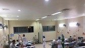 Các y bác sĩ Bệnh viện Trung ương Huế cơ sở 2 nỗ lực cứu chữa các bệnh nhân ngộ độc.