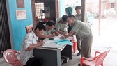 Lập biên bản xử phạt vi phạm đối với chủ cây xăng dầu tự ý nâng giá bán