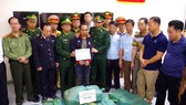 Đối tượng bị bắt cùng tang vật ma túy đá