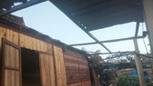 Hà Tĩnh: Bất ngờ xuất hiện mưa kèm lốc xoáy khiến nhiều nhà dân bị tốc mái