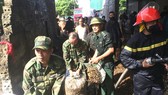 Lực lượng chức năng nỗ lực khống chế đám cháy và di chuyển tài sản ra ngoài