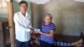 Đại diện xã Thạch Điền, huyện Thạch Hà, tỉnh Hà Tĩnh trao 10 triệu đồng của bạn đọc báo SGGP cho gia đình bà Dương Thị Thìn