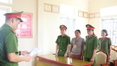 Công an tống đạt quyết định khởi tố bị can Hoàng Thị Hậu