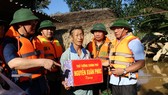 Phó Thủ tướng Vương Đình Huệ gửi lời hỏi thăm và trao quà của Thủ tướng Nguyễn Xuân Phúc tới bà con vùng lũ