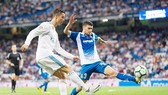 Ronaldo (trắng) cần phải sớm tìm lại cảm giác ghi bàn tại La Liga. Ảnh: Getty Images