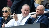 Mike Ashley (áo trắng) đã quyết định rút lui. Ảnh: Getty Images