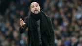 Pep Guardiola không biết có “chơi chiêu” trước trận derby hay không, nhưng rõ ràng sẽ khiến Paul Pogba gặp rắc rối lớn. Ảnh: Getty Images