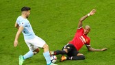 Sergio Aguero (trái) tái phá chấn thương sau cú va chạm với Ashley Young. Ảnh: Getty Images