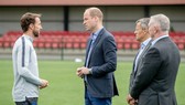 HLV Gareth Southgate (trái) và các học trò chào đón chuyến thăm của Hoàng tử William. Ảnh: Getty Images