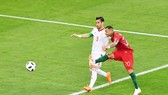 Quaresma lập siêu phẩm ngoài vòng cấm. Ảnh Getty Images