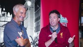 Robbie Fowler (phải) đang cố kềm nén sự bay bổng quá mức của người hâm mộ Liverpool. Ảnh: Getty Images