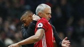 Hình ảnh thân thiện khi HLV Jose Mourinho thay Anthony Martial ở trận gặp Chelsea. Ảnh: Getty Images