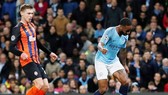 Cận cảnh nỗ lực sút bóng lỗi của Raheem Sterling. Ảnh: Reuters