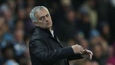 Biểu hiện bất lực của HLV Jose Mourinho ở trận derby Manchester. Ảnh: Getty Images