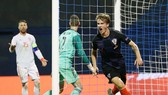 Tin Jedvaj ăn mừng với bàn thắng quyết định. Ảnh: Reuters