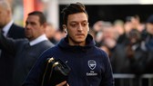 Mesut Oezil đến sân nhưng không được thi đấu. Ảnh: Getty Images