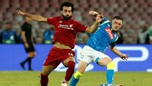HLV Jurgen Klopp hy vọng Liverpool (trái) sẽ có được diễn biến hoàn hảo để đánh bại Napoli. Ảnh: Getty Images