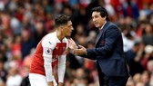 HLV Unai Emery và Mesut Oezil đang tồn tại mối quan hệ bất ổn? Ảnh: Getty Images
