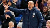 Sự giận dữ của Maurizio Sarri ngoài sân không tạo được tác động. Ảnh: Getty Images