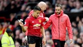 Biểu hiện của Alexis Sanchez cho thấy đó là chấn thương không nhẹ. Ảnh: Getty Images