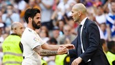 HLV Zinedine Zidane chúc mừng màn trở lại ấn tượng của Isco. Ảnh: Getty Images