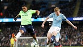 Kevin De Bruyne tung cút sút ghi bàn mở tỷ số vào lưới Cardiff City. Ảnh: Getty Images