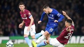 Eden Hazard tỏa sáng để đưa Chelsea lên hạng 3 Premier League. Ảnh: Getty Images