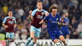 Chelsea (phải) đã bỏ lỡ cơ hội tốt trong cuộc đua giành vé dự Champions League. Ảnh: Getty Images