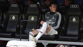 Gareth Bale cô đơn trên băng ghế dự bị. Ảnh: Getty Images