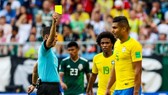 Chiếc thẻ vàng đáng trách khiến Casemiro phải ngồi ngoài sau khi đá chính suốt vòng bảng. Ảnh: Getty Images