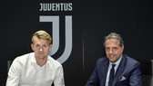 Matthijs de Ligt trong buổi ký kết với Juve.