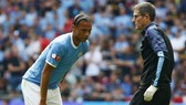 Leroy Sane (trái) nghỉ 7 tháng là mất mát lớn đối với Man.City. Ảnh: Getty Images