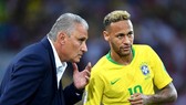 HLV Tite cố gắng giúp Neymar xóa đi áp lực. Ảnh: Getty Images