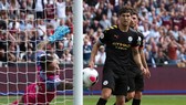 John Stones sau màn trở lại không thành công giờ phải nghỉ dài hạn. Ảnh: Getty Images