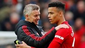 HLV Ole Gunnar Solskjaer thư giãn khi Mason Greenwood phần nào đáp lại kỳ vọng. Ảnh: Getty Images